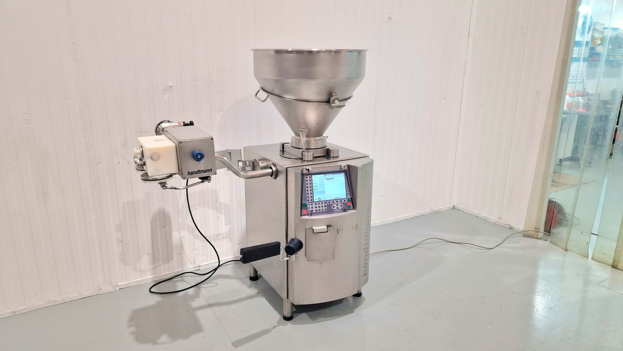 EMBUTIDORA CONTINUA HANDTMANN mod VF610 + FORMADORA ALBÓNDIGAS 79-0 miniatura 2