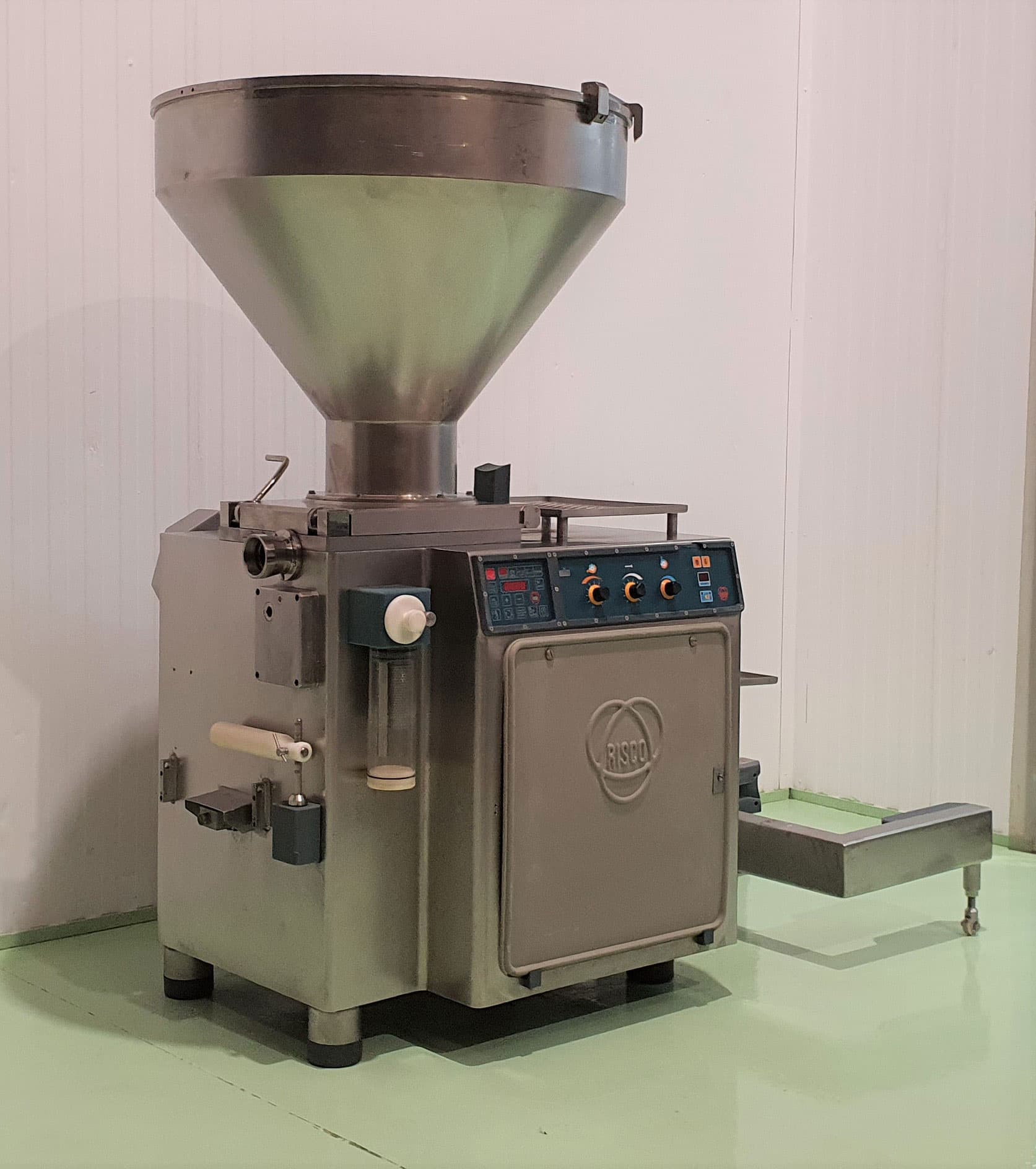 EMBUTIDORA CONTINUA RISCO  con elevador, mod RS 5001