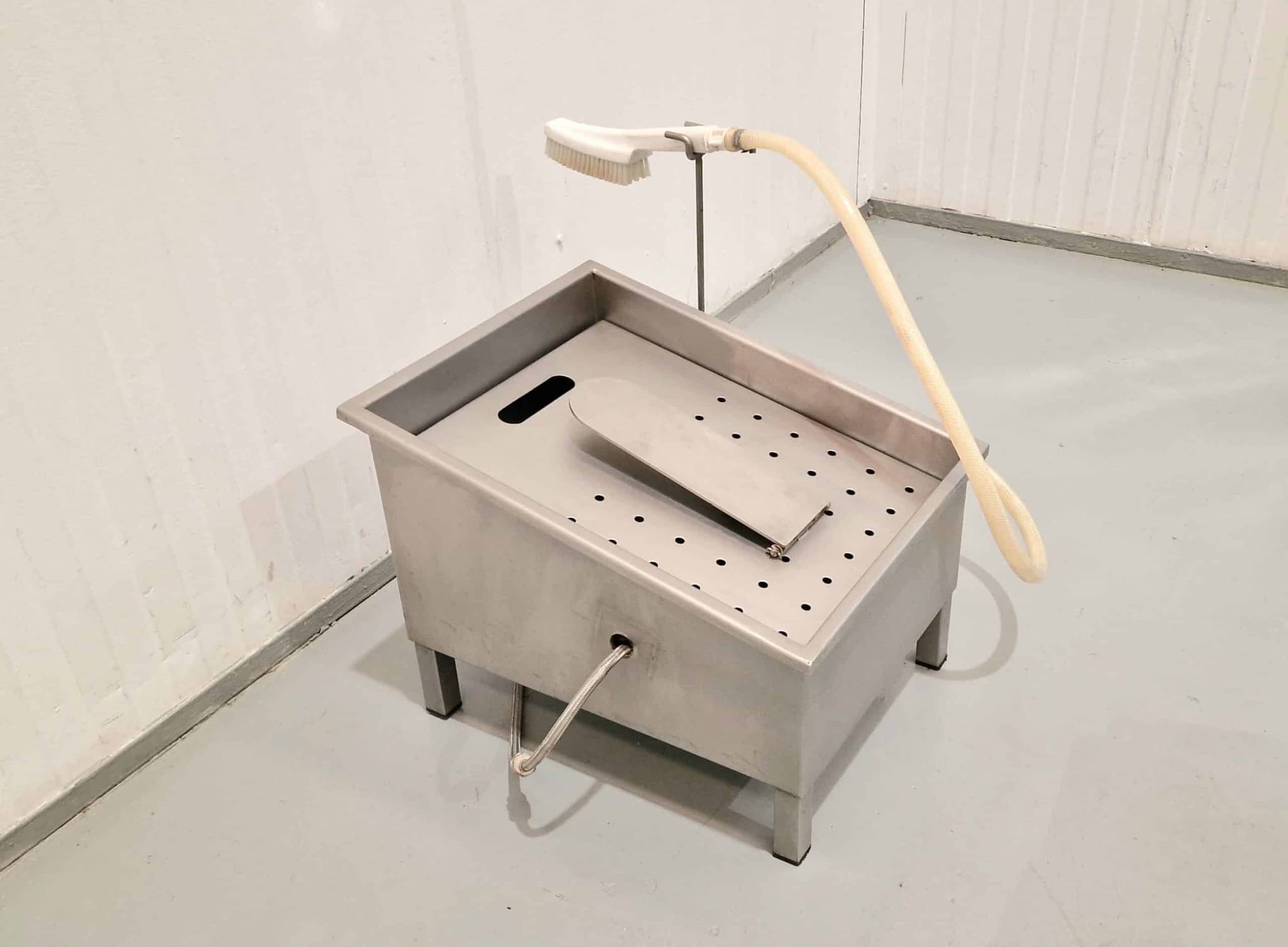 LAVA BOTAS CONSTRUIDO EN ACERO INOXIDABLE