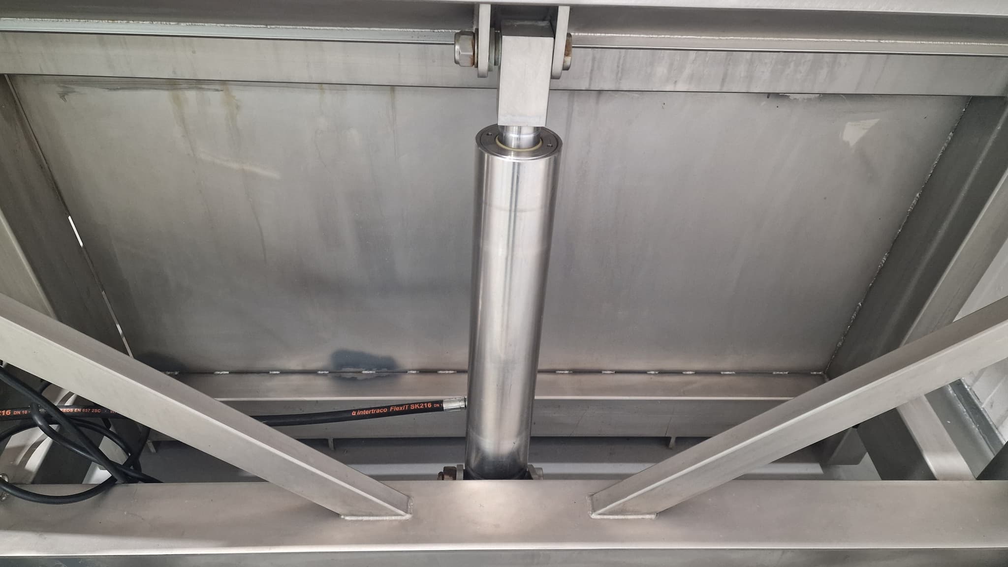 Elevador volcador de contenedores Xucla miniatura 5