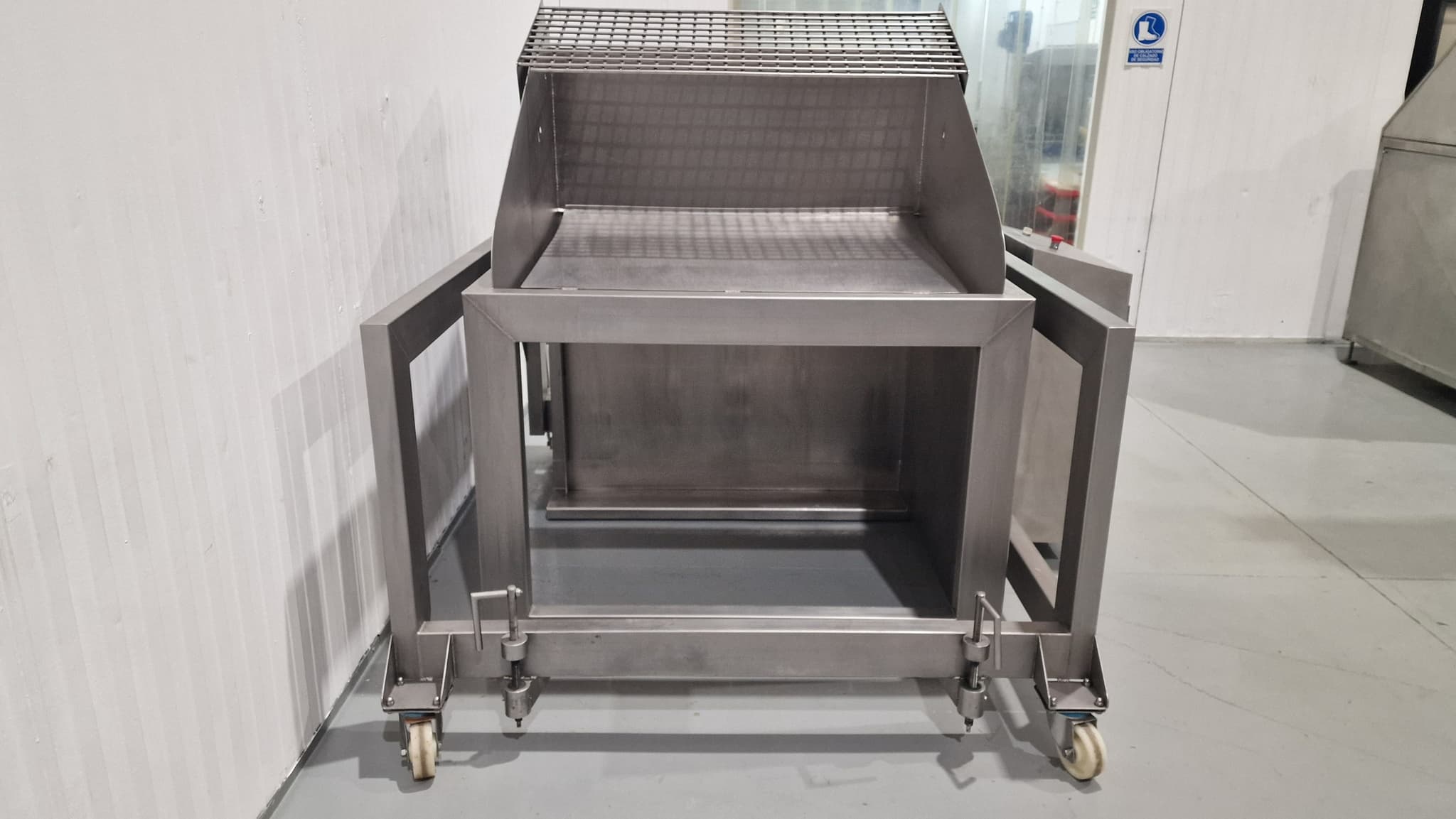 Elevador volcador de contenedores Xucla miniatura 7